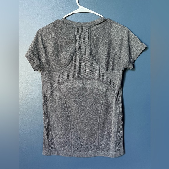 Athleta Fitted Shirt Gray size medium. 1079 - Picture 3 of 3